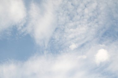 Beyaz bulutlu mavi gökyüzü, doğa arkaplan