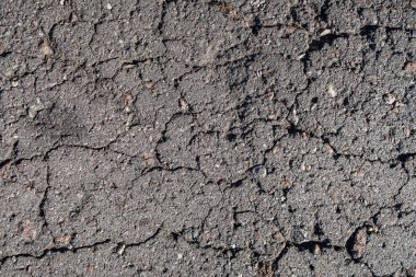 Eski asfalt arka plan ile bir çatlamak