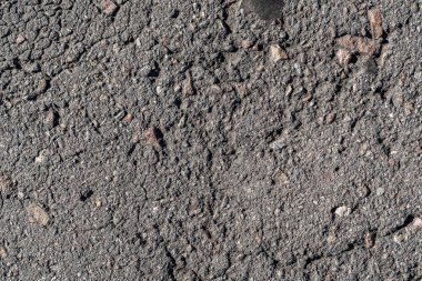 Eski asfalt arka plan ile bir çatlamak