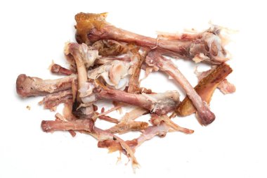 beyaz bir arka plan üzerinde yedikten sonra tavuk kemikleri