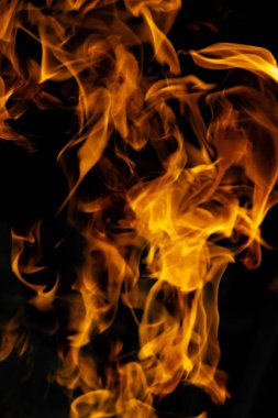 alevler siyah arkaplanda