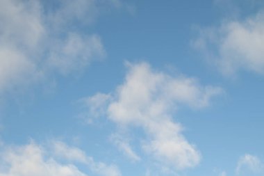 mavi gökyüzünde bulutlar ile doğal görünümü