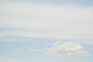 mavi gökyüzünde bulutlar ile doğal görünümü