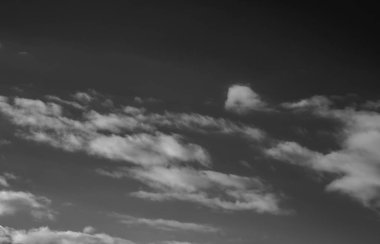 Siyah arkaplanda bulutlar