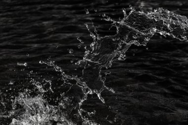 bir karanlık bokeh arka plan üstünde su damlaları