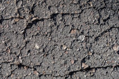 Eski asfalt arka plan ile bir çatlamak