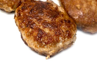 beyaz bir arka plan üzerinde kızarmış köfte