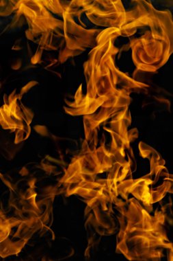 alevler siyah arkaplanda