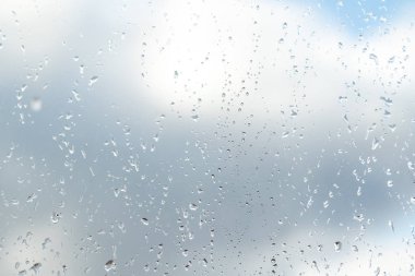 Cam gökyüzü arka plan üzerinde yağmur damlaları