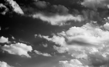 Beyaz bulutların üzerinde karanlık bir gökyüzü, tek renkli