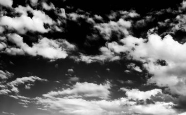 Beyaz bulutların üzerinde karanlık bir gökyüzü, tek renkli