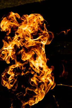 alevler siyah arkaplanda