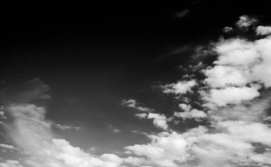 Beyaz bulutların üzerinde karanlık bir gökyüzü, tek renkli