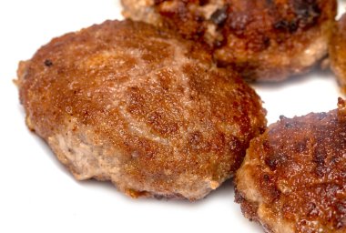 beyaz bir arka plan üzerinde kızarmış köfte