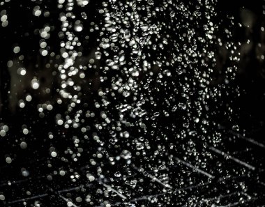 İçinde karanlık bir uçuş, ufuk bokeh su damlaları ile su sıçrama.