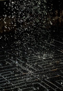 İçinde karanlık bir uçuş, ufuk bokeh su damlaları ile su sıçrama.