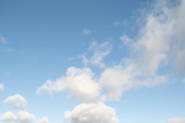 mavi gökyüzünde bulutlar ile doğal görünümü