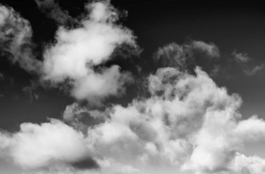 Siyah arkaplanda bulutlar