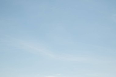 mavi gökyüzünde bulutlar ile doğal görünümü