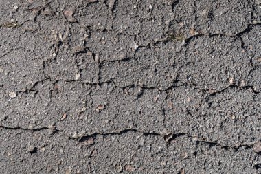 Eski asfalt arka plan ile bir çatlamak