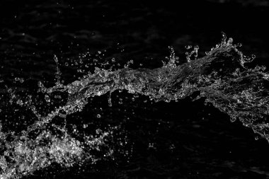 bir karanlık bokeh arka plan üstünde su damlaları