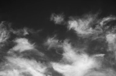 Siyah arkaplanda bulutlar