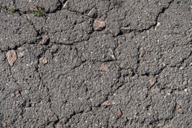 Eski asfalt arka plan ile bir çatlamak