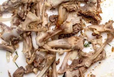 tavuk kemikleri yiyecek yığını