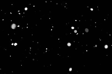 Kar fırtınası doku. Siyah arka plan, ışıkları bokeh vurdu kar taneleri havada uçan