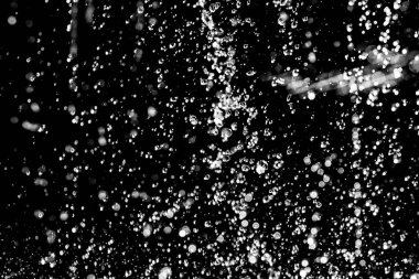 İçinde karanlık bir uçuş, ufuk bokeh su damlaları ile su sıçrama.