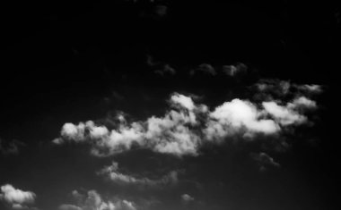 Beyaz bulutların üzerinde karanlık bir gökyüzü, tek renkli