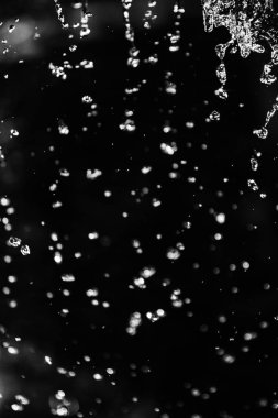 İçinde karanlık bir uçuş, ufuk bokeh su damlaları ile su sıçrama.