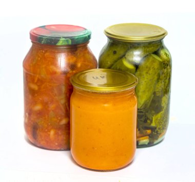 turşusu hıyar salatası beyaz zemin üzerine kavanoz