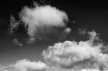 Siyah arkaplanda bulutlar