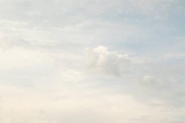 Beyaz bulutlu mavi gökyüzü, doğa arkaplan