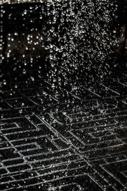 İçinde karanlık bir uçuş, ufuk bokeh su damlaları ile su sıçrama.