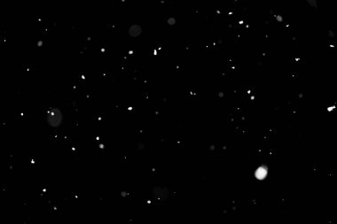 Kar fırtınası doku. Siyah arka plan, ışıkları bokeh vurdu kar taneleri havada uçan