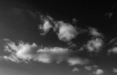 Siyah arkaplanda bulutlar