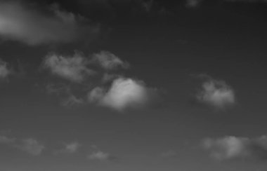 Siyah arkaplanda bulutlar