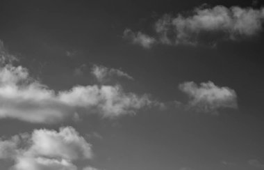 Siyah arkaplanda bulutlar