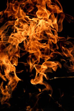 alevler siyah arkaplanda