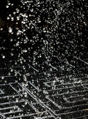 İçinde karanlık bir uçuş, ufuk bokeh su damlaları ile su sıçrama.