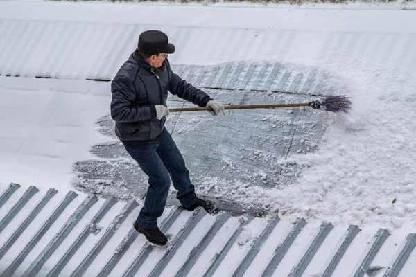 Άνδρας Σκουπίζει Χιόνι Μια Σκούπα — Φωτογραφία Αρχείου