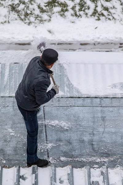 Мужчина Подметает Снег Метлой — стоковое фото