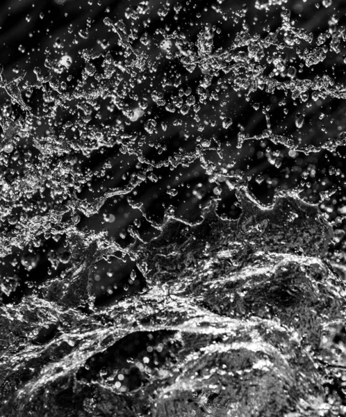 Σταγόνες Νερού Στον Αέρα Ένα Φόντο Σκούρο Bokeh — Φωτογραφία Αρχείου