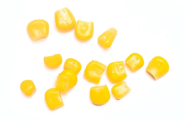 白い背景の上の黄色いトウモロコシ穀物 — ストック写真