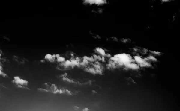 Nuages Blancs Sur Ciel Sombre Monochrome — Photo