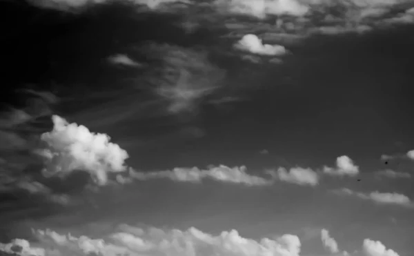 White Clouds Dark Sky Monochrome — Stock Photo, Image