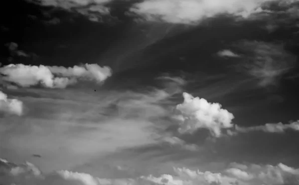 Białe Chmury Ciemnym Niebie Monochromatyczny — Zdjęcie stockowe