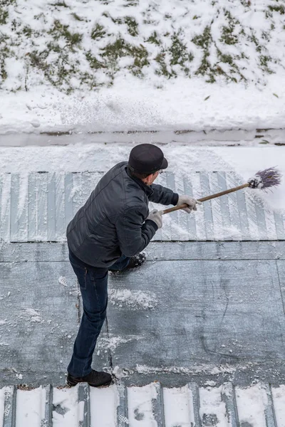 Мужчина Подметает Снег Метлой — стоковое фото